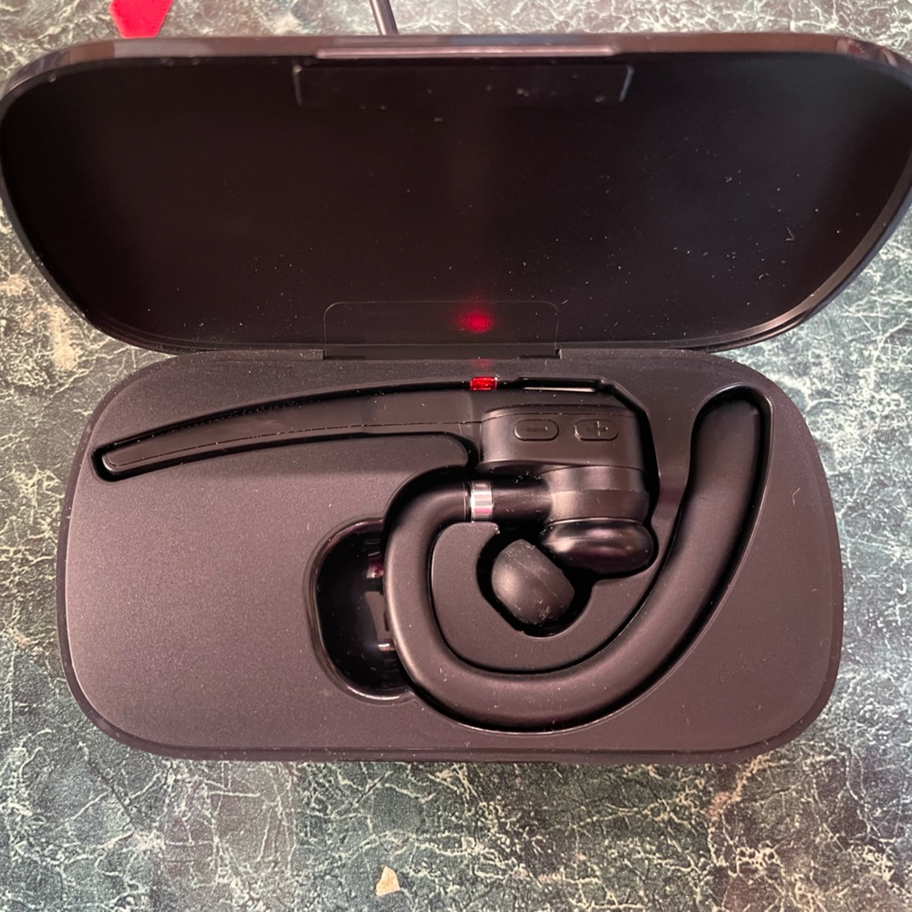 Dechoyecho Bluetooth wireless headset V5.1 with battery display charging case